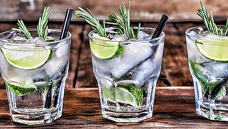 Alcoholic drinks with ice and lemon