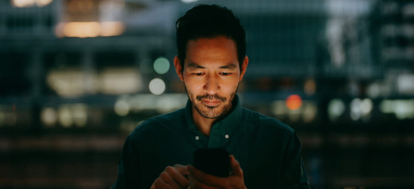 Un hombre con un teléfono inteligente