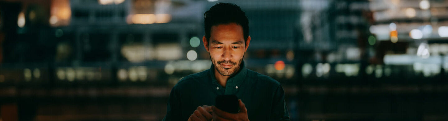 Un hombre con un teléfono inteligente