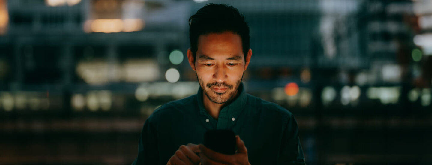 Un hombre con un teléfono inteligente