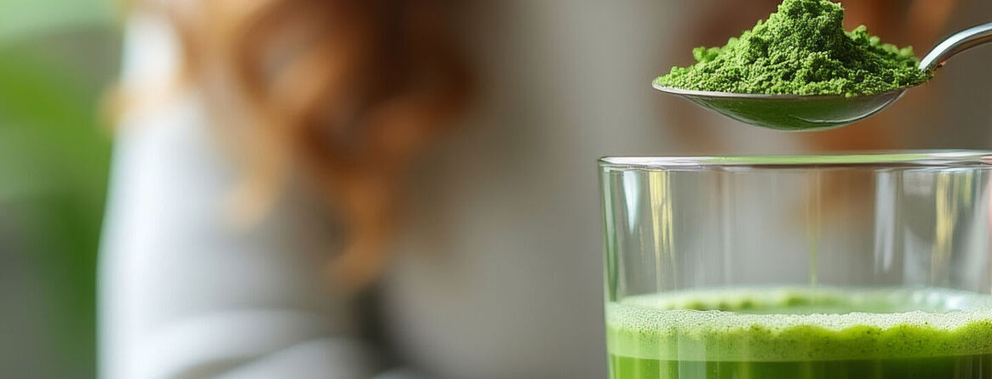 mujer con una cuchara de polvo verde