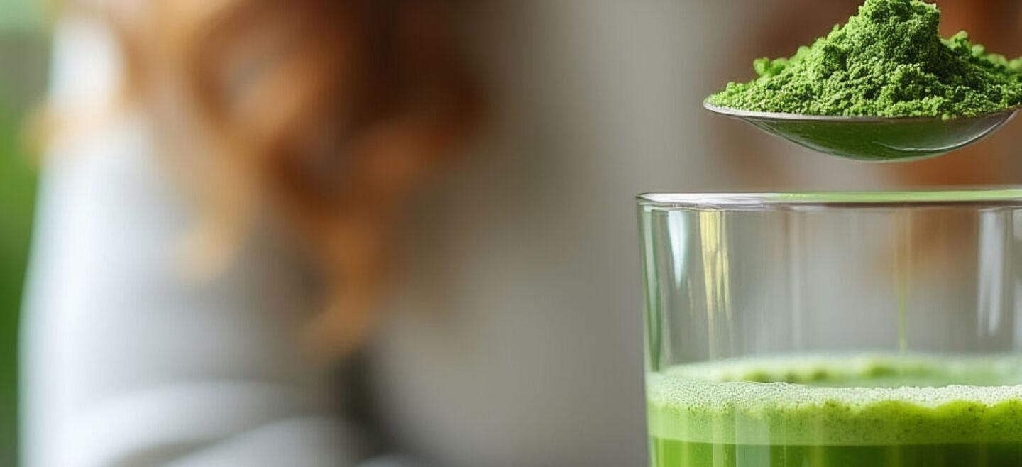 mujer con una cuchara de polvo verde