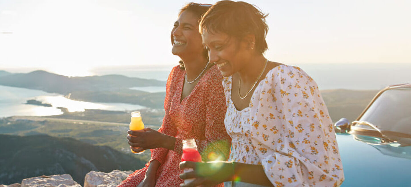 Frauen trinken Saft