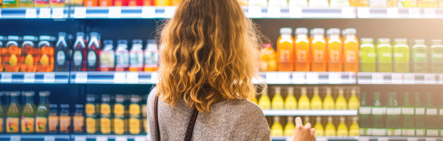 mujer en supermercado