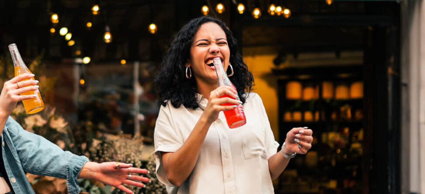 meninas se divertindo com refrescos