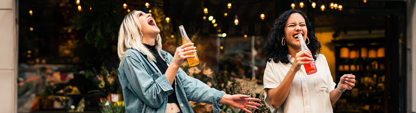 chicas bebiendo refrescos