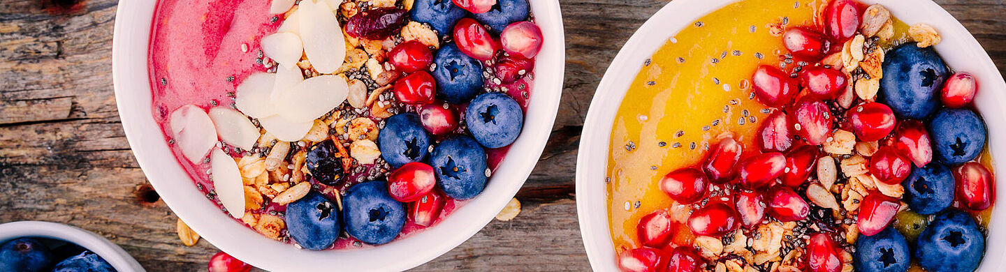 bowls de fruta, granola e iogurte