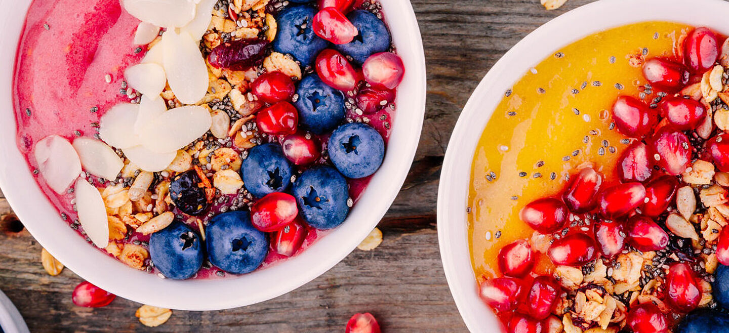 bowls de fruta, granola e iogurte