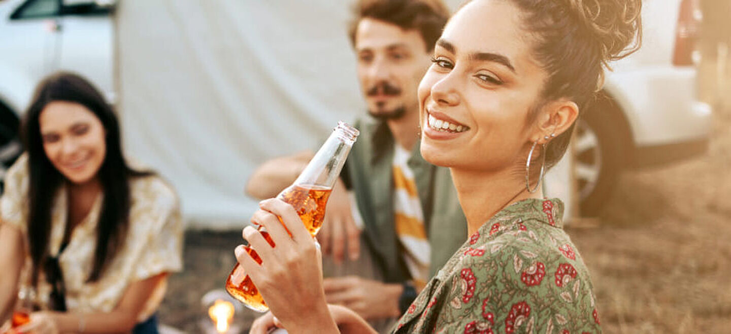 Os jovens estão a beber sidra