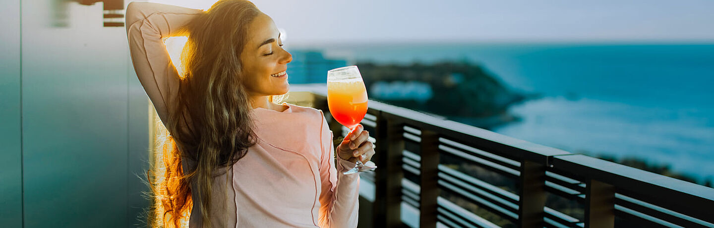 menina a beber suco de laranja