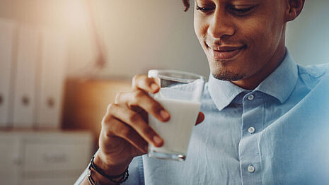 Um homem com um copo de leite