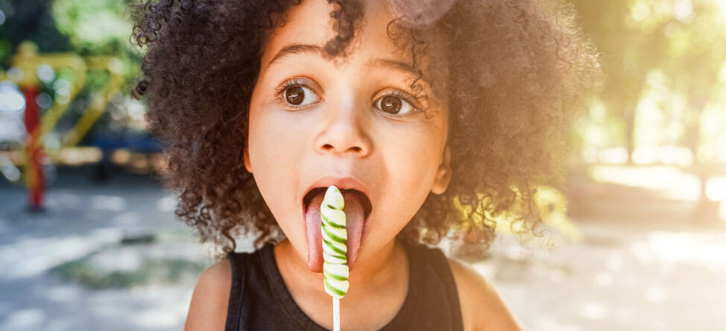 niña comiendo un pirulito