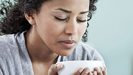 Mujer con taza