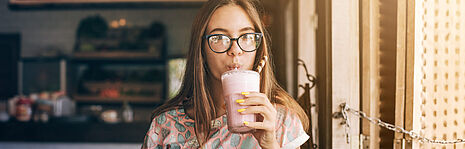 nina tomando milkshake