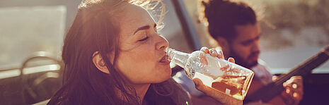 Frau mit Flasche